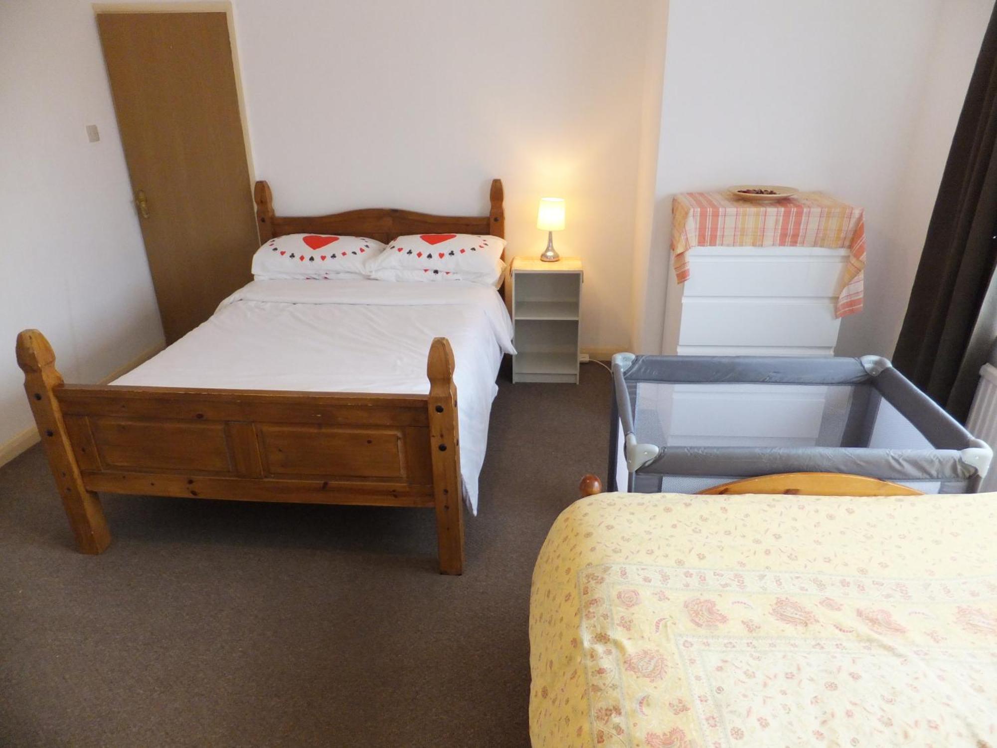 Many Worlds Meet - Eurostar, Wimbledon 30 Mins, Central London, Gatwick 15 Mins - Spacious, Sleeps Up To 16 Plus Cot - Free Wifi, Parking - Next To Lloyd Park, Great For Families, Walkers, Relocators - Ideal For Contractors Croydon Eksteriør billede