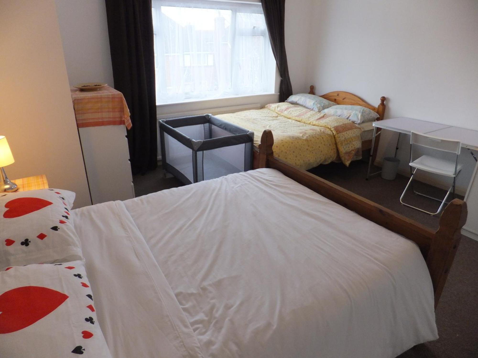 Many Worlds Meet - Eurostar, Wimbledon 30 Mins, Central London, Gatwick 15 Mins - Spacious, Sleeps Up To 16 Plus Cot - Free Wifi, Parking - Next To Lloyd Park, Great For Families, Walkers, Relocators - Ideal For Contractors Croydon Eksteriør billede